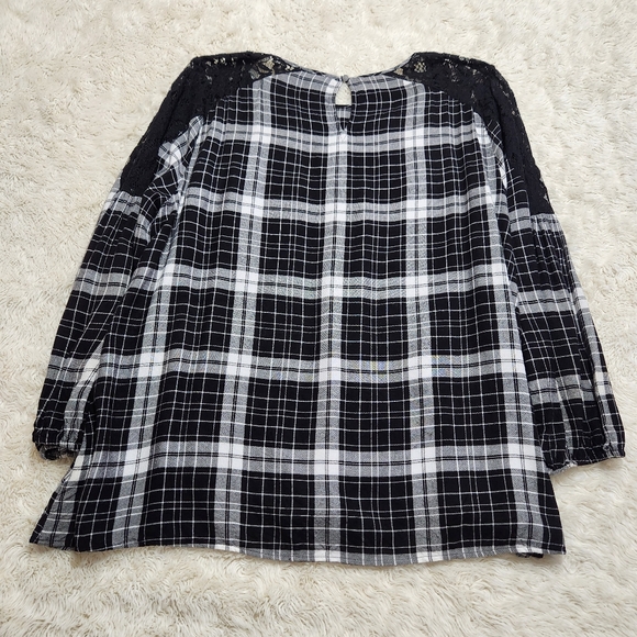 Lane Bryant black & white plaid blouse with lace shoulder & sleeve Sz 22/24 - Picture 3 of 10